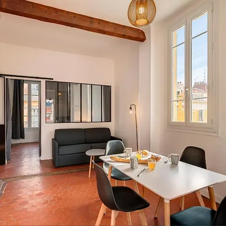 Cosy And Trendy 2 Bedrooms Flat, Train Station/tramway