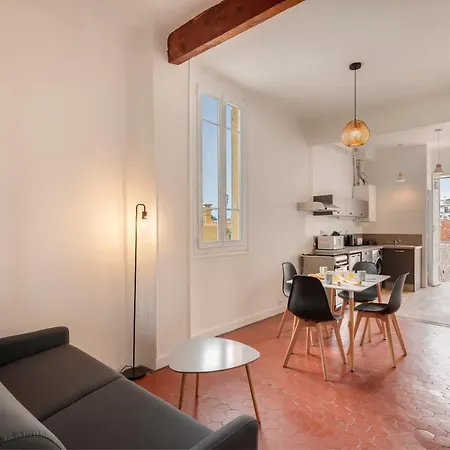 Cosy And Trendy 2 Bedrooms Flat, Train Station/tramway *