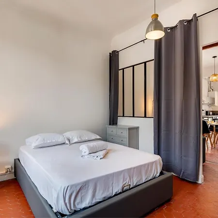 Cosy And Trendy 2 Bedrooms Flat, Train Station/tramway *