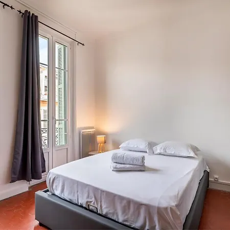 Cosy And Trendy 2 Bedrooms Flat, Train Station/tramway *